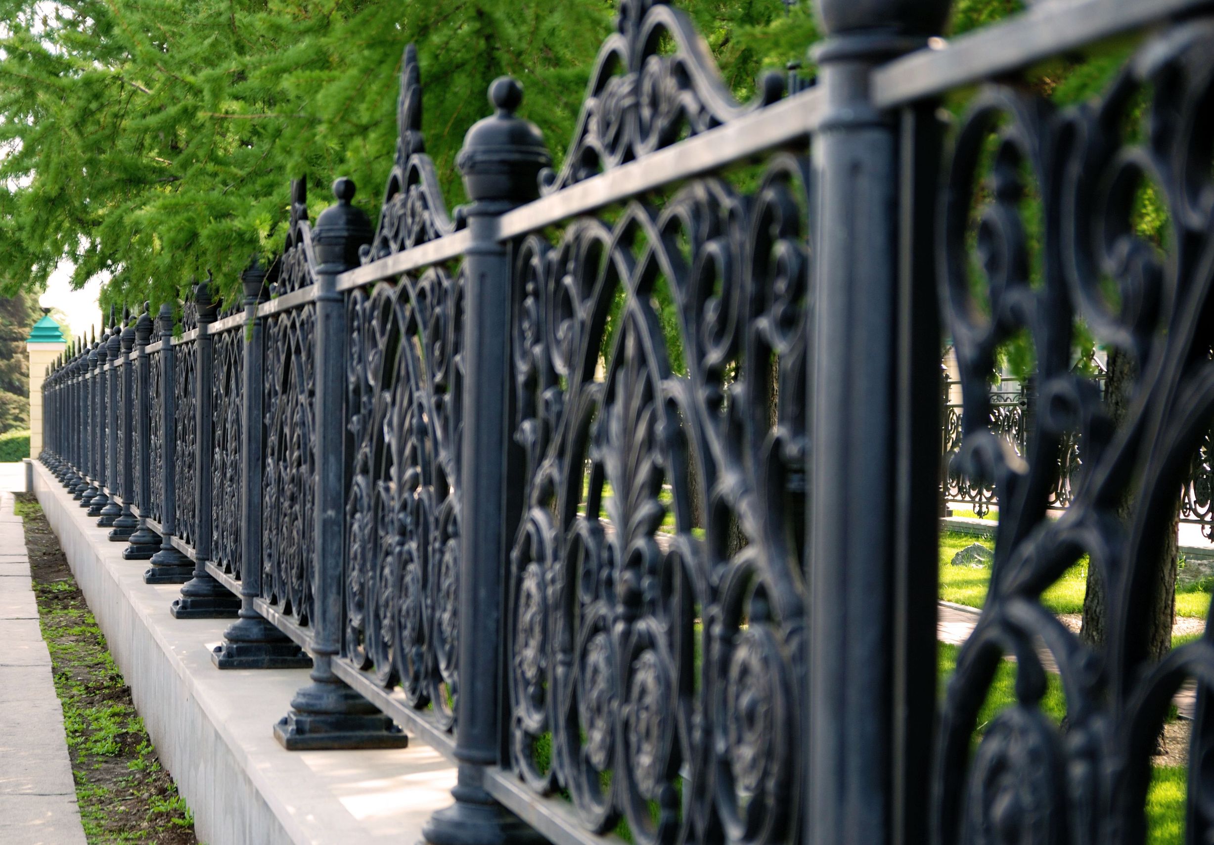 Different Design Details to Consider for an Iron Fence in Riverside