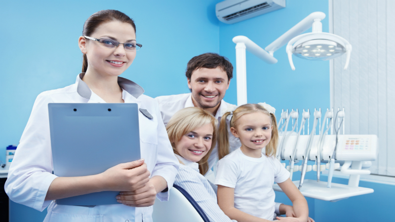 4 REASONS TO VISIT A PEDIATRIC DENTIST AT AN EARLY AGE