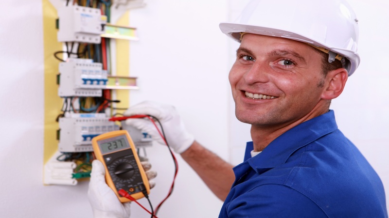 2 Reasons to Hire a Professional Electrician Over DIY in Pennsylvania