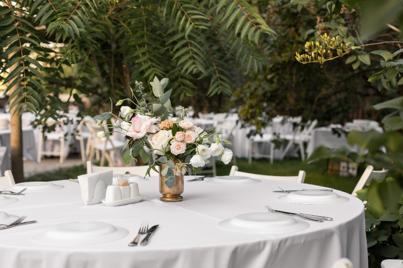 Things to Know Before Purchasing Bulk Table Chargers for Your Wedding